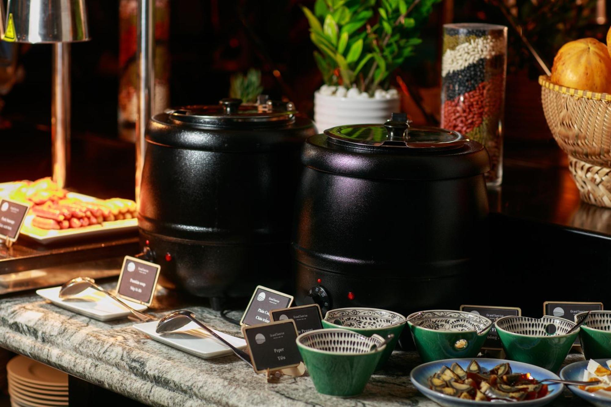 Grand Sunrise Palace Hoi An- A Luxury Indochine Hotel & Spa Exterior photo A chafing dish