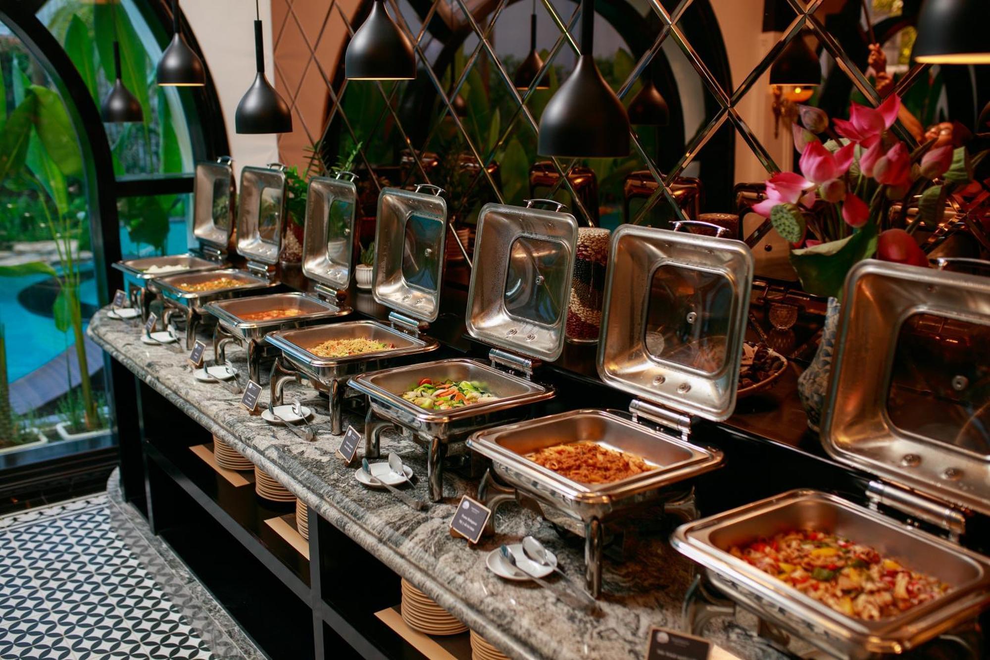 Grand Sunrise Palace Hoi An- A Luxury Indochine Hotel & Spa Exterior photo A buffet at a restaurant